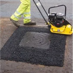Everbuild Quick Mac Instant Tarmacadam Tarmac Repair 25kg QMAC25 -CLEANING PRODUCTS Shop everbuild quick mac instant tarmac qmac25 laying tamping 800x800 1